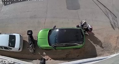Park halindeki otomobile çarpıp hiçbir şey olmamış gibi kaçtı