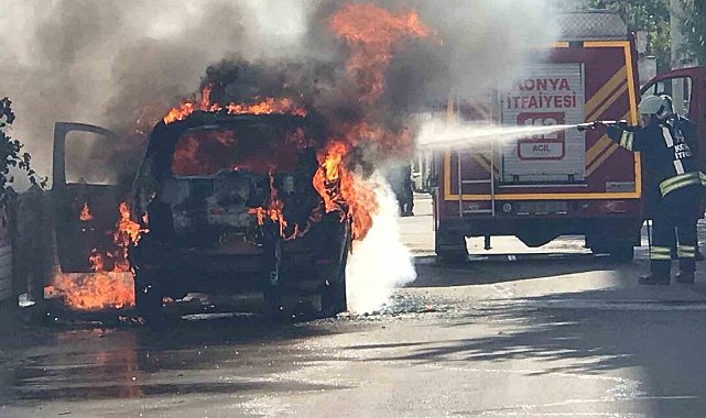 Park halindeki ticari taksi alev topuna dönerek yandı
