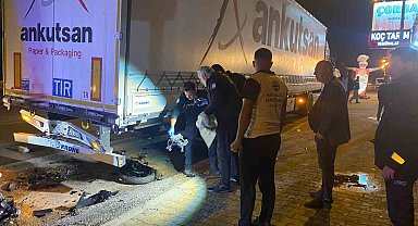 Park halindeki tıra çarpan motosikletli genç kazada hayatını kaybetti