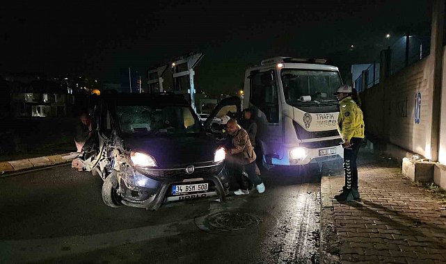 Park halindeki tıra çarpan sürücü, ağır hasar alan aracını bırakıp kaçtı