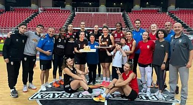 Parkede sürpriz doğum günü kutlaması