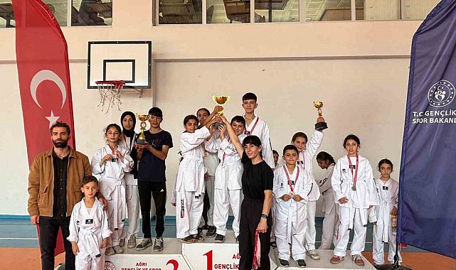 Patnos'ta minikler Cumhuriyet için ter döktü