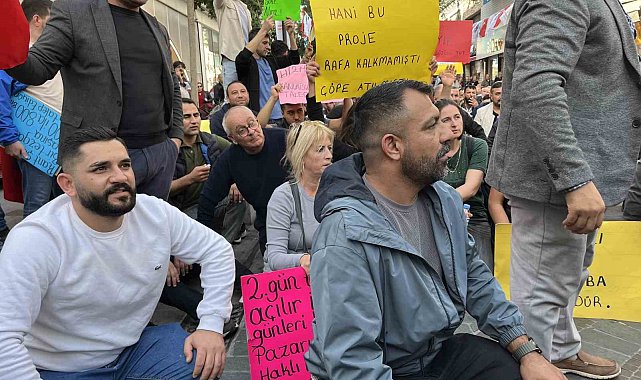 Pazarcı esnafından Karşıyaka'da oturma eylemi