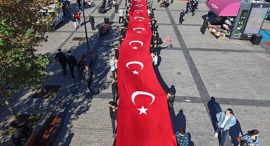 Pendik'te 102 metrelik Türk bayrağıyla Cumhuriyet kutlaması havadan görüntülendi