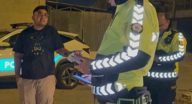 Plakasız trafiğe çıkan sürücü 'dur' ihtarına uymadı: 17 bin 879 TL para cezası yazıldı