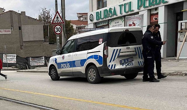 Polis aracına çarpıp kaçtı