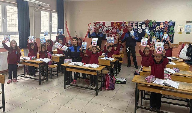 Polis ekipleri, anaokulu ve ilkokulu öğrencilerine eğtim verdi