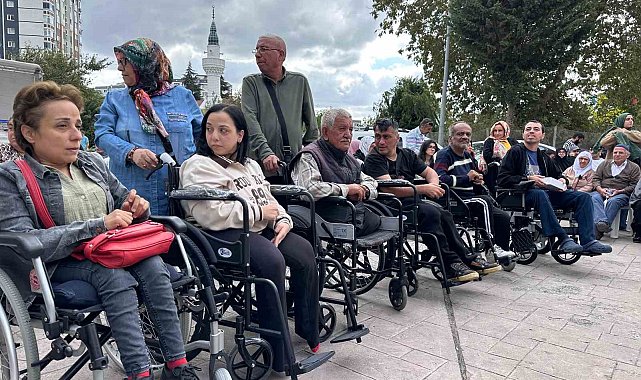 Polis memurundan ihtiyaç sahibi engellilere akülü sandalye desteği