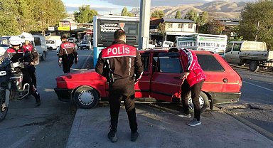 Polisin "dur" ihtarına uymadı, kaçarken kaza yaptı: Araçta uyuşturucu ele geçirildi