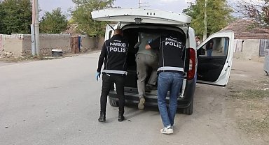 Polisten Alpu'da uygulama: uyuşturucu ve silah ele geçirildi