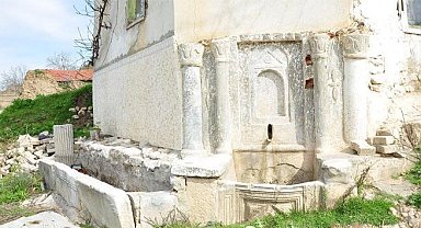 Roma dönemi mermer çeşme tahrip edildi