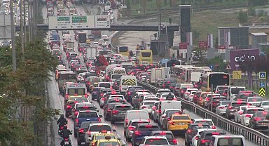 Sağanak yağış İstanbul trafiğini kilitledi