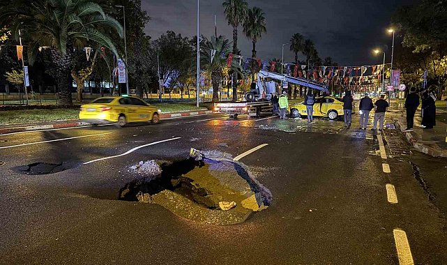 Sağanak yağış nedeniyle Vatan Caddesi'nde yol çöktü