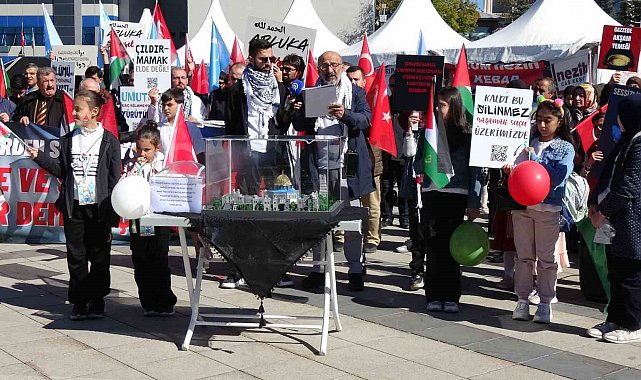 Sağlık çalışanları Gazze için 100. haftada sessiz yürüyüşlerini sürdürdü