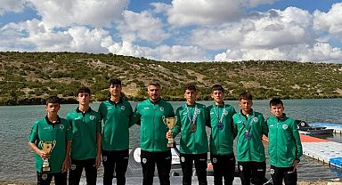 Sakarya Büyükşehir sporcuları Eskişehir'de ikincilik kupasını kaldırdı