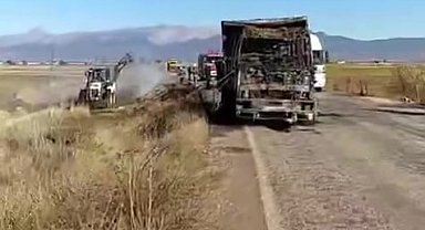 Saman yüklü kamyon yangın sonrası kullanılamaz hale geldi