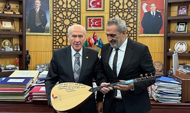 Sanatçı Yavuz Bingöl, MHP Lideri Bahçeli'ye bağlama hediye etti