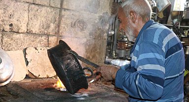 Şanlıurfa'da kalay ustası 75 yıldır mesleğini aşkla sürdürüyor