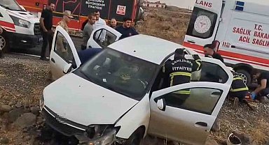 Şanlıurfa'da otomobil kayalıklara çarptı: 3 yaralı