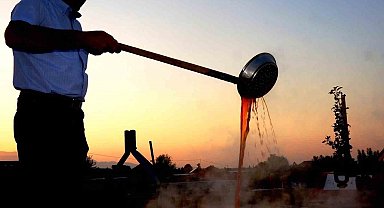 Sarıgöl'de pekmez köpüğü geleneği yaşatılıyor