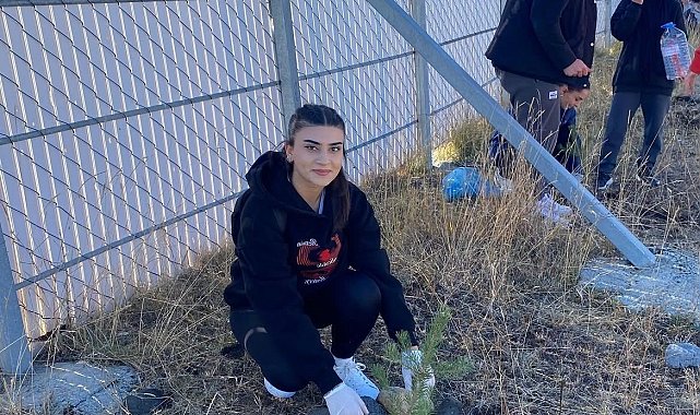 Sarıkamış'ta öğrenciler fidan dikti