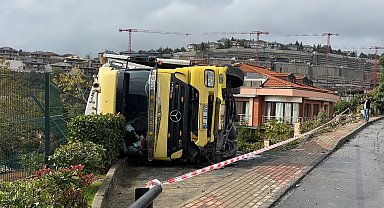 Sarıyer'de sürücüsünün direksiyon hakimiyetini kaybettiği tır devrildi
