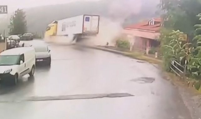 Sarıyer'de yoldan çıkarak devrilen tırın kaza anları kameraya yansıdı