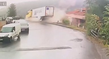 Sarıyer'de yoldan çıkarak devrilen tırın kaza anları kameraya yansıdı