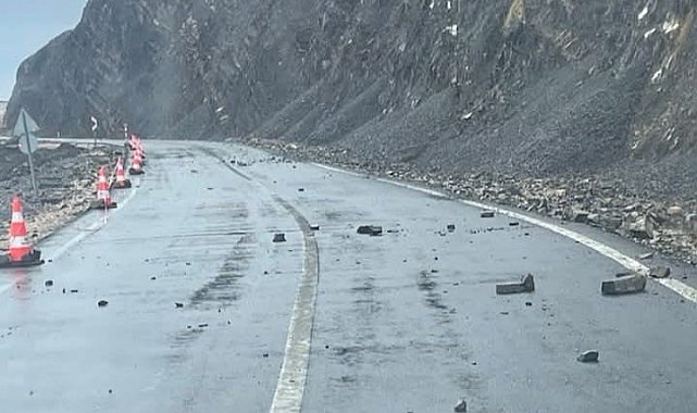 Şarköy'de yamaçtan düşen kayalar tehlike saçıyor