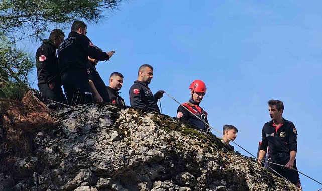 Sarp kayalıklarda mahsur kalan keçi kurtarıldı