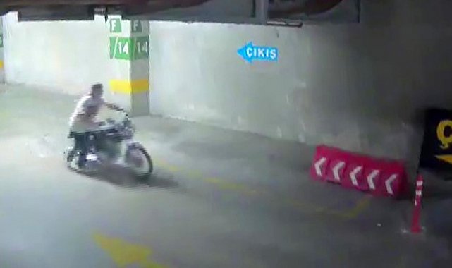 Şehir hastanesinin otoparkından iki motosiklet çaldı: O anlar kameraya yansıdı