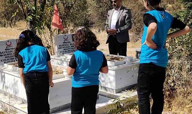 Şehit öğretmenler kabirleri başında anıldı