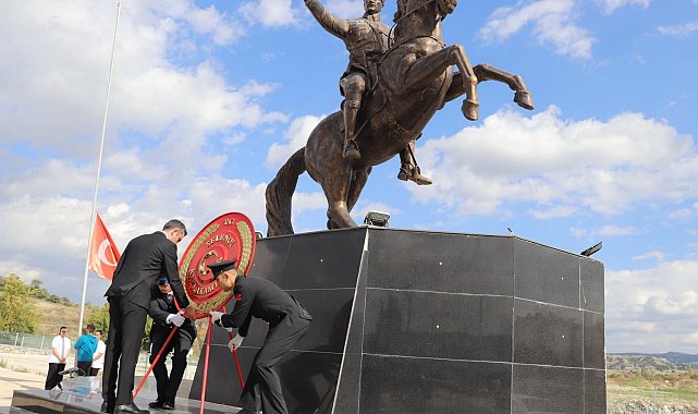 Selendi'de çelenk sunma töreni yapıldı