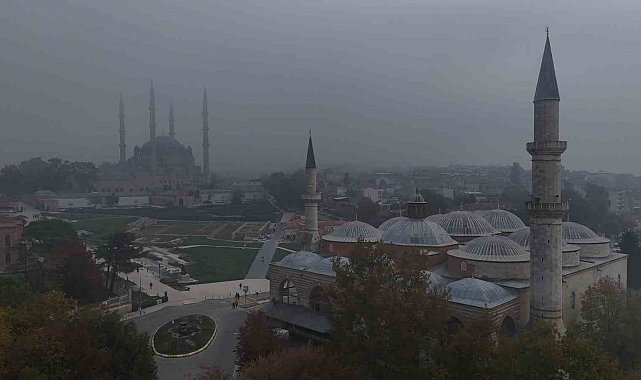 Selimiye Camisi sis bulutları arasında kayboldu