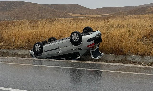 Seyir halinde kontrolden çıkan otomobil takla attı
