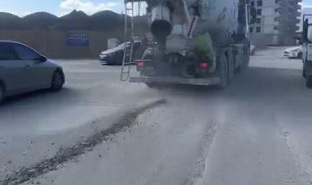 Seyir halindeki mikserin yola beton döktüğü anlar kamerada