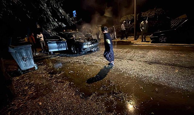 Seyir halindeki otomobil alev aldı