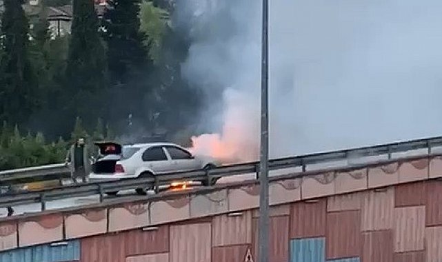 Seyir halindeki otomobilin motor kısmı alev aldı