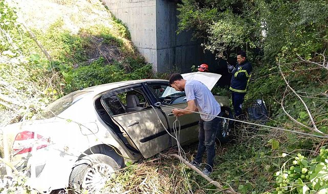 Seyir halindeyken tekerleği çıkan araç şarampole uçtu: 1'i ağır 2 yaralı