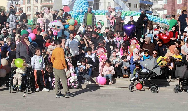 Siirt'te Aile Festivali'nde yüzlerce çocuk doyasıya eğlendi