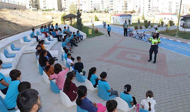 Siirt'te çocuklar trafik kurallarını eğlenerek öğreniyor