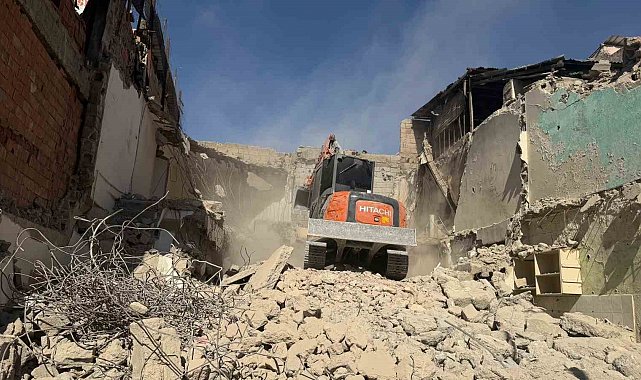 Siirt'te metruk bina kontrollü şekilde yıkıldı