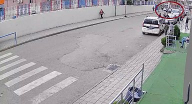 Siirt'te otomobilin çocuğa çarpma anı güvenlik kamerasına yansıdı