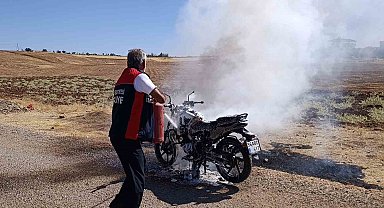 Siirt'te seyir halindeki motosiklet alev aldı