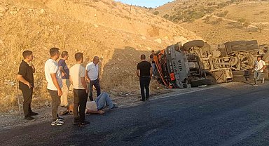 Siirt'te virajı alamayan tır devrildi: 1 yaralı