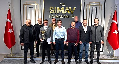 Simav Kaymakamı Karaloğlu şampiyon voleybol takımını kabul etti