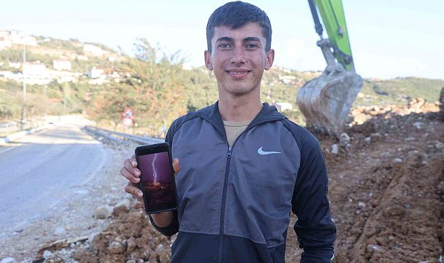 Şimşekleri görüntülemek isterken, yakın noktaya isabet eden yıldırımla deprem oldu sandı