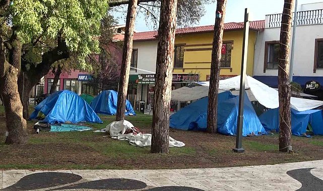 Sındırgı'da depremin ardından halk geceyi sokakta ve çadırlarda geçirdi