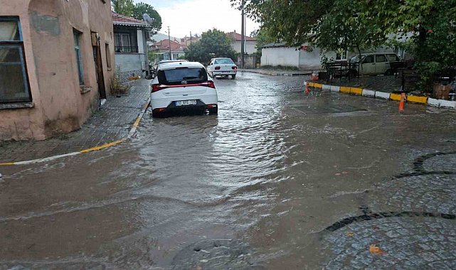 Sındırgı'da sağanak yağış hayatı olumsuz etkiledi