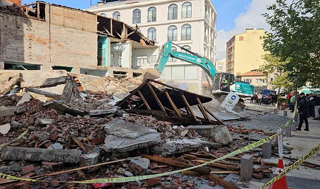 Sındırgı'da yıkılan binaların enkazı kaldırılıyor